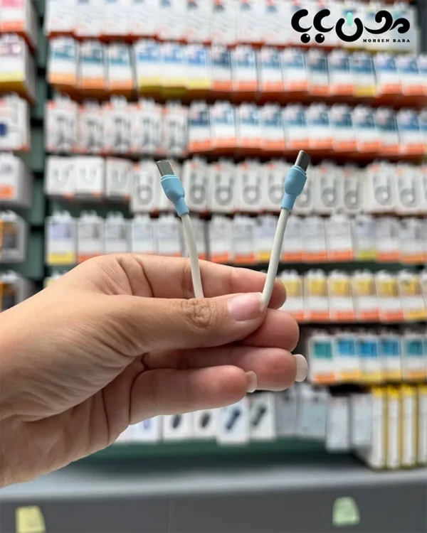 ظرفیت واقعی 20000 میلی‌آمپر ساعت توان شارژ سریع تا 35 وات قابلیت استفاده به‌عنوان شارژر دیواری شارژ وایرلس MagSafe تا 15W پورت USB-C پرسرعت پورت USB-A استاندارد پورت Lightning مخصوص اپل کابل داخلی Type-C و Lightning سیستم‌های محافظتی چندلایه (حرارت، ولتاژ، اتصال کوتاه) طراحی جمع‌وجور نسبت به امکانات شارژ آیفون‌های MagSafe بدون کابل شارژ همزمان چند دستگاه استفاده در سفر، محل کار، خودرو جایگزین کامل شارژر دیواری مناسب تولیدکنندگان محتوا، فروشندگان، گیمرها استفاده روزمره بدون حمل تجهیزات اضافی