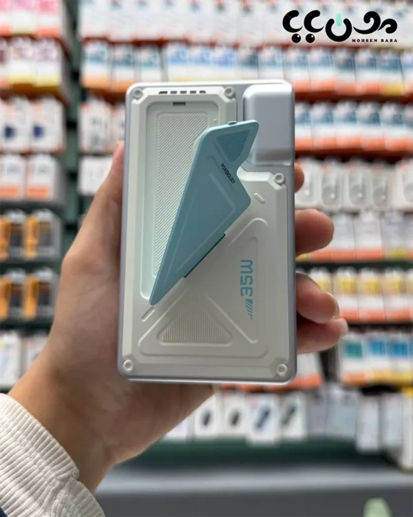 ظرفیت واقعی 20000 میلی‌آمپر ساعت توان شارژ سریع تا 35 وات قابلیت استفاده به‌عنوان شارژر دیواری شارژ وایرلس MagSafe تا 15W پورت USB-C پرسرعت پورت USB-A استاندارد پورت Lightning مخصوص اپل کابل داخلی Type-C و Lightning سیستم‌های محافظتی چندلایه (حرارت، ولتاژ، اتصال کوتاه) طراحی جمع‌وجور نسبت به امکانات شارژ آیفون‌های MagSafe بدون کابل شارژ همزمان چند دستگاه استفاده در سفر، محل کار، خودرو جایگزین کامل شارژر دیواری مناسب تولیدکنندگان محتوا، فروشندگان، گیمرها استفاده روزمره بدون حمل تجهیزات اضافی