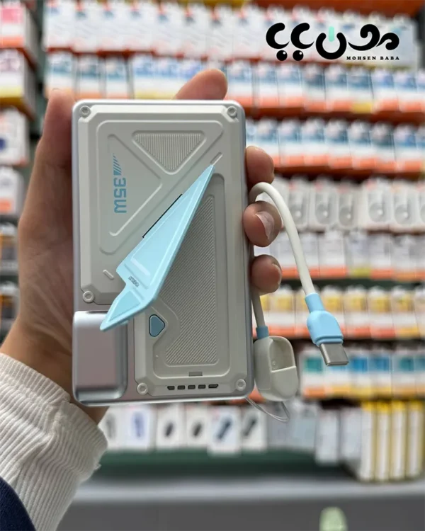 ظرفیت واقعی 20000 میلی‌آمپر ساعت توان شارژ سریع تا 35 وات قابلیت استفاده به‌عنوان شارژر دیواری شارژ وایرلس MagSafe تا 15W پورت USB-C پرسرعت پورت USB-A استاندارد پورت Lightning مخصوص اپل کابل داخلی Type-C و Lightning سیستم‌های محافظتی چندلایه (حرارت، ولتاژ، اتصال کوتاه) طراحی جمع‌وجور نسبت به امکانات شارژ آیفون‌های MagSafe بدون کابل شارژ همزمان چند دستگاه استفاده در سفر، محل کار، خودرو جایگزین کامل شارژر دیواری مناسب تولیدکنندگان محتوا، فروشندگان، گیمرها استفاده روزمره بدون حمل تجهیزات اضافی