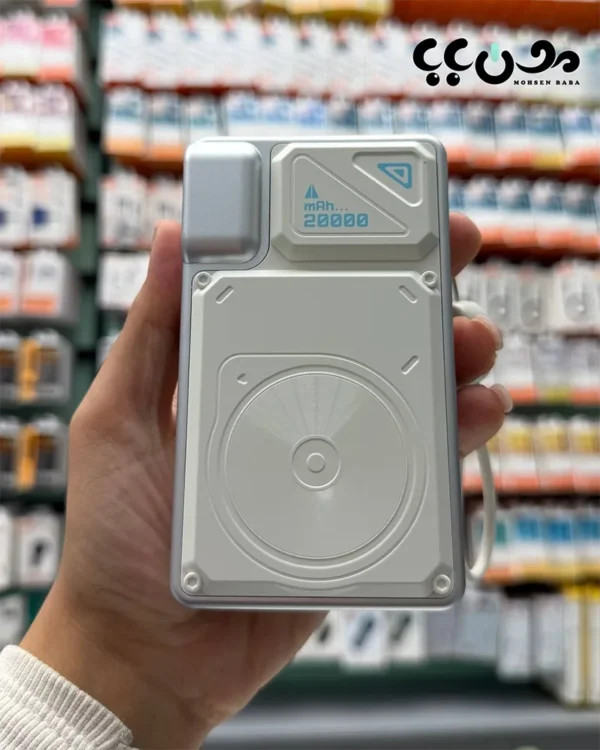 ظرفیت واقعی 20000 میلی‌آمپر ساعت توان شارژ سریع تا 35 وات قابلیت استفاده به‌عنوان شارژر دیواری شارژ وایرلس MagSafe تا 15W پورت USB-C پرسرعت پورت USB-A استاندارد پورت Lightning مخصوص اپل کابل داخلی Type-C و Lightning سیستم‌های محافظتی چندلایه (حرارت، ولتاژ، اتصال کوتاه) طراحی جمع‌وجور نسبت به امکانات شارژ آیفون‌های MagSafe بدون کابل شارژ همزمان چند دستگاه استفاده در سفر، محل کار، خودرو جایگزین کامل شارژر دیواری مناسب تولیدکنندگان محتوا، فروشندگان، گیمرها استفاده روزمره بدون حمل تجهیزات اضافی