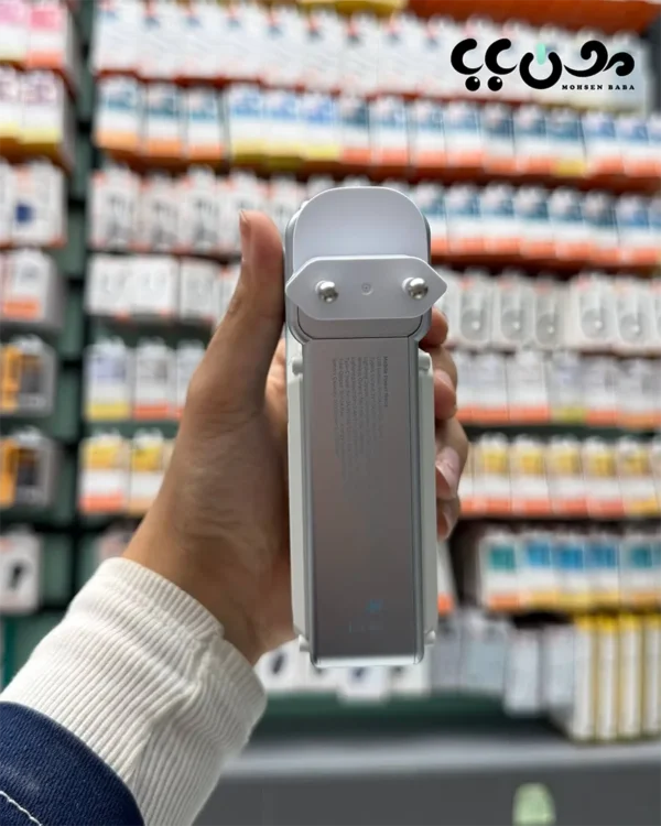 ظرفیت واقعی 20000 میلی‌آمپر ساعت توان شارژ سریع تا 35 وات قابلیت استفاده به‌عنوان شارژر دیواری شارژ وایرلس MagSafe تا 15W پورت USB-C پرسرعت پورت USB-A استاندارد پورت Lightning مخصوص اپل کابل داخلی Type-C و Lightning سیستم‌های محافظتی چندلایه (حرارت، ولتاژ، اتصال کوتاه) طراحی جمع‌وجور نسبت به امکانات شارژ آیفون‌های MagSafe بدون کابل شارژ همزمان چند دستگاه استفاده در سفر، محل کار، خودرو جایگزین کامل شارژر دیواری مناسب تولیدکنندگان محتوا، فروشندگان، گیمرها استفاده روزمره بدون حمل تجهیزات اضافی