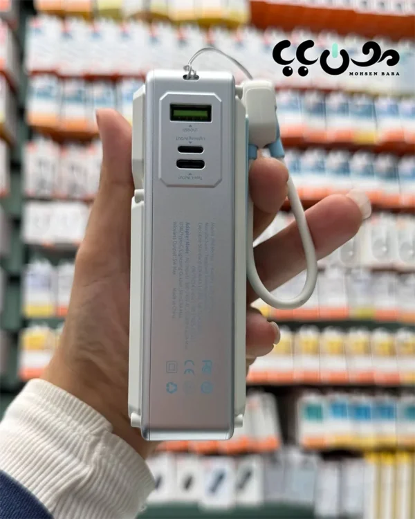 ظرفیت واقعی 20000 میلی‌آمپر ساعت توان شارژ سریع تا 35 وات قابلیت استفاده به‌عنوان شارژر دیواری شارژ وایرلس MagSafe تا 15W پورت USB-C پرسرعت پورت USB-A استاندارد پورت Lightning مخصوص اپل کابل داخلی Type-C و Lightning سیستم‌های محافظتی چندلایه (حرارت، ولتاژ، اتصال کوتاه) طراحی جمع‌وجور نسبت به امکانات شارژ آیفون‌های MagSafe بدون کابل شارژ همزمان چند دستگاه استفاده در سفر، محل کار، خودرو جایگزین کامل شارژر دیواری مناسب تولیدکنندگان محتوا، فروشندگان، گیمرها استفاده روزمره بدون حمل تجهیزات اضافی