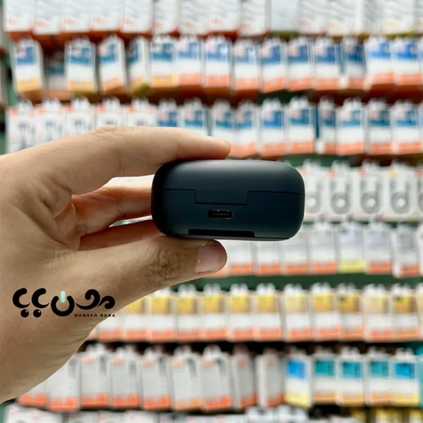 ✅ مجهز به فناوری حذف نویز فعال (ANC) برای کاهش صداهای مزاحم محیط و تمرکز بیشتر هنگام گوش دادن به موسیقی و مکالمه ✅ دارای 4 میکروفون مجهز به هوش مصنوعی (AI) برای مکالمه شفاف و حذف نویز اطراف در تماس های تلفنی ✅ بهره مند از درایورهای 10 میلی متری قدرتمند با صدای شفاف، بیس عمیق و تفکیک مناسب جزئیات موسیقی ✅ تا 10 ساعت پخش موسیقی با هر بار شارژ (بدون ANC) و تا 45 ساعت شارژدهی با کیس شارژ ✅ پشتیبانی از شارژ سریع؛ تنها با 10 دقیقه شارژ، امکان استفاده تا حدود 2 ساعت ✅ مجهز به پورت شارژ Type-C برای شارژ سریع تر و راحت تر ✅ دارای حالت Transparency Mode برای شنیدن صدای محیط بدون خارج کردن هندزفری از گوش ✅ پشتیبانی از اپلیکیشن اختصاصی Soundcore جهت تنظیم اکولایزر، شخصی سازی صدا و مدیریت قابلیت ها ✅ اتصال سریع و پایدار با بلوتوث نسخه 5.4 و تأخیر کم در پخش صدا ✅ دارای استاندارد مقاومت IP54 در برابر تعریق و پاشش آب؛ مناسب ورزش، پیاده روی و استفاده روزمره ✅ طراحی ارگونومیک و وزن سبک؛ مناسب استفاده طولانی مدت بدون ایجاد خستگی در گوش ✅ سازگار با گوشی های آیفون، سامسونگ، شیائومی، هواوی، لپ تاپ و تبلت ✅ مناسب برای مکالمه، موسیقی، تماشای فیلم، کلاس های آنلاین، جلسات کاری، ورزش و استفاده روزمره ✅ یکی از پرفروش ترین هندزفری های اقتصادی انکر با ارزش خرید بالا نسبت به امکانات و قیمت