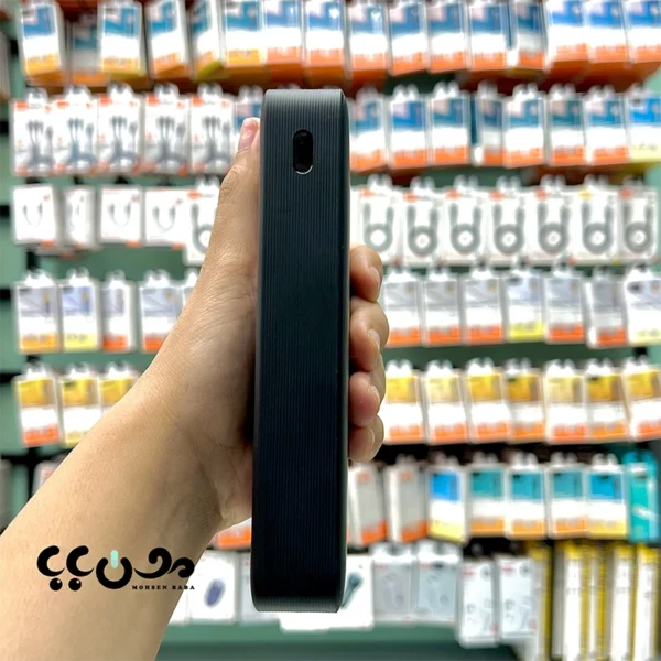 ✅ظرفیت فوق‌العاده 30000 میلی آمپر ساعت؛ مناسب برای سفر، محل کار و استفاده طولانی مدت ✅قابلیت شارژ گوشی‌های 5000 میلی آمپری تا حدود 4 الی 5 مرتبه بدون نیاز به پریز برق ✅مجهز به فناوری شارژ سریع 18 وات (Fast Charge) برای کاهش زمان شارژ دستگاه‌ها ✅امکان شارژ همزمان 3 دستگاه مانند گوشی، تبلت، هندزفری و ساعت هوشمند ✅دارای 2 ورودی Micro USB و Type-C برای شارژ راحت‌تر پاور بانک ✅مجهز به باتری لیتیوم پلیمری باکیفیت با طول عمر بالا و ایمنی بیشتر نسبت به باتری‌های معمولی ✅دارای تراشه هوشمند مدیریت انرژی جهت تنظیم خودکار جریان متناسب با هر دستگاه ✅محافظت کامل در برابر اتصال کوتاه، افزایش دما، اضافه ولتاژ و شارژ بیش از حد ✅مناسب برای گوشی‌های شیائومی، سامسونگ، آیفون، تبلت، اسپیکر، دوربین و سایر گجت‌های دیجیتال ✅بدنه ساخته شده از پلاستیک ABS و پلی کربنات مقاوم در برابر ضربه و خط و خش ✅دارای نشانگر LED جهت مشاهده میزان شارژ باقی‌مانده پاور بانک ✅گزینه‌ای ایده‌آل برای رانندگان تاکسی اینترنتی، تولیدکنندگان محتوا، گیمرها و مسافران ✅کیفیت ساخت بالا و طراحی استاندارد مطابق با استانداردهای جهانی شیائومی ✅مناسب افرادی که در طول روز به شارژدهی بالا و مطمئن نیاز دارند. ✅نسخه اصلی مدل PB3018ZM با عملکرد پایدار و بازدهی بالا در استفاده روزمره و حرفه‌ای ✅ انتخابی مطمئن برای افرادی که به دنبال پاور بانک شیائومی 30000 اصل با شارژ سریع و ظرفیت واقعی هستند.