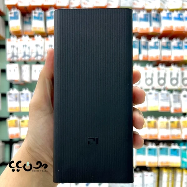 ✅ظرفیت فوق‌العاده 30000 میلی آمپر ساعت؛ مناسب برای سفر، محل کار و استفاده طولانی مدت ✅قابلیت شارژ گوشی‌های 5000 میلی آمپری تا حدود 4 الی 5 مرتبه بدون نیاز به پریز برق ✅مجهز به فناوری شارژ سریع 18 وات (Fast Charge) برای کاهش زمان شارژ دستگاه‌ها ✅امکان شارژ همزمان 3 دستگاه مانند گوشی، تبلت، هندزفری و ساعت هوشمند ✅دارای 2 ورودی Micro USB و Type-C برای شارژ راحت‌تر پاور بانک ✅مجهز به باتری لیتیوم پلیمری باکیفیت با طول عمر بالا و ایمنی بیشتر نسبت به باتری‌های معمولی ✅دارای تراشه هوشمند مدیریت انرژی جهت تنظیم خودکار جریان متناسب با هر دستگاه ✅محافظت کامل در برابر اتصال کوتاه، افزایش دما، اضافه ولتاژ و شارژ بیش از حد ✅مناسب برای گوشی‌های شیائومی، سامسونگ، آیفون، تبلت، اسپیکر، دوربین و سایر گجت‌های دیجیتال ✅بدنه ساخته شده از پلاستیک ABS و پلی کربنات مقاوم در برابر ضربه و خط و خش ✅دارای نشانگر LED جهت مشاهده میزان شارژ باقی‌مانده پاور بانک ✅گزینه‌ای ایده‌آل برای رانندگان تاکسی اینترنتی، تولیدکنندگان محتوا، گیمرها و مسافران ✅کیفیت ساخت بالا و طراحی استاندارد مطابق با استانداردهای جهانی شیائومی ✅مناسب افرادی که در طول روز به شارژدهی بالا و مطمئن نیاز دارند. ✅نسخه اصلی مدل PB3018ZM با عملکرد پایدار و بازدهی بالا در استفاده روزمره و حرفه‌ای ✅ انتخابی مطمئن برای افرادی که به دنبال پاور بانک شیائومی 30000 اصل با شارژ سریع و ظرفیت واقعی هستند.