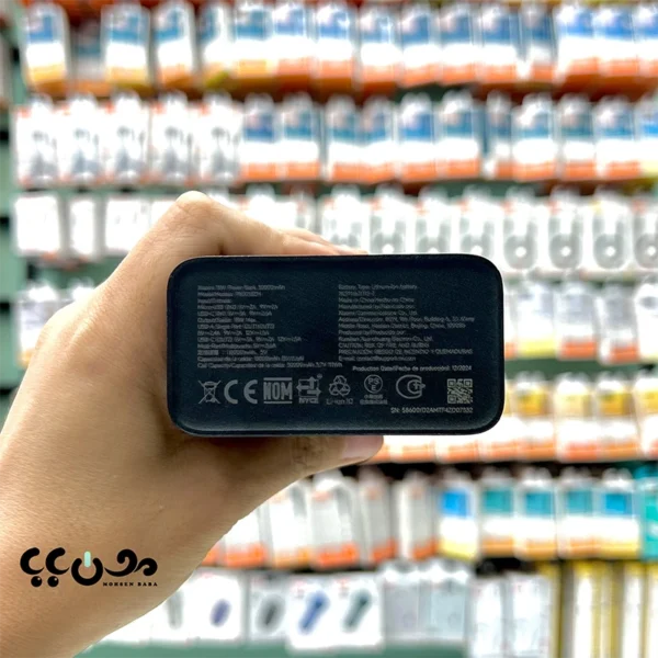 ✅ظرفیت فوق‌العاده 30000 میلی آمپر ساعت؛ مناسب برای سفر، محل کار و استفاده طولانی مدت ✅قابلیت شارژ گوشی‌های 5000 میلی آمپری تا حدود 4 الی 5 مرتبه بدون نیاز به پریز برق ✅مجهز به فناوری شارژ سریع 18 وات (Fast Charge) برای کاهش زمان شارژ دستگاه‌ها ✅امکان شارژ همزمان 3 دستگاه مانند گوشی، تبلت، هندزفری و ساعت هوشمند ✅دارای 2 ورودی Micro USB و Type-C برای شارژ راحت‌تر پاور بانک ✅مجهز به باتری لیتیوم پلیمری باکیفیت با طول عمر بالا و ایمنی بیشتر نسبت به باتری‌های معمولی ✅دارای تراشه هوشمند مدیریت انرژی جهت تنظیم خودکار جریان متناسب با هر دستگاه ✅محافظت کامل در برابر اتصال کوتاه، افزایش دما، اضافه ولتاژ و شارژ بیش از حد ✅مناسب برای گوشی‌های شیائومی، سامسونگ، آیفون، تبلت، اسپیکر، دوربین و سایر گجت‌های دیجیتال ✅بدنه ساخته شده از پلاستیک ABS و پلی کربنات مقاوم در برابر ضربه و خط و خش ✅دارای نشانگر LED جهت مشاهده میزان شارژ باقی‌مانده پاور بانک ✅گزینه‌ای ایده‌آل برای رانندگان تاکسی اینترنتی، تولیدکنندگان محتوا، گیمرها و مسافران ✅کیفیت ساخت بالا و طراحی استاندارد مطابق با استانداردهای جهانی شیائومی ✅مناسب افرادی که در طول روز به شارژدهی بالا و مطمئن نیاز دارند. ✅نسخه اصلی مدل PB3018ZM با عملکرد پایدار و بازدهی بالا در استفاده روزمره و حرفه‌ای ✅ انتخابی مطمئن برای افرادی که به دنبال پاور بانک شیائومی 30000 اصل با شارژ سریع و ظرفیت واقعی هستند.