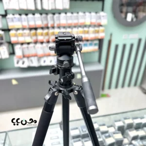 طراحی 2 در 1 با قابلیت استفاده به عنوان سه پایه و مونوپاد مجهز به بازوی افقی برای تصویربرداری از بالا مناسب عکاسی و فیلمبرداری Top View گزینه مناسب برای عکاسی از محصولات کاربردی برای تولید محتوای ویدیویی و آموزشی مناسب برای آنباکسینگ و بررسی محصولات حداکثر ارتفاع کاری 185 سانتی متر حداقل ارتفاع کاری 60.5 سانتی متر ارتفاع در حالت جمع شده 63.5 سانتی متر حداکثر تحمل وزن اعلامی 8 کیلوگرم وزن تقریبی 1.83 کیلوگرم مناسب دوربین های عکاسی و فیلمبرداری سازگار با ظرفیت پایه قابلیت تنظیم موقعیت دوربین برای گرفتن زاویه های متنوع همراه با کیف حمل طبق مشخصات اعلام شده محصول مناسب آنباکسینگ و بررسی محصولات مناسب آموزش های ویدیویی و فیلمبرداری از میز طراحی چندمنظوره برای استفاده حرفه ای تر